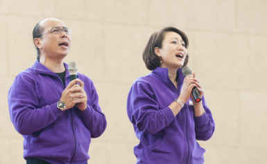 李秉宗師兄與劉昱彗師姐為 妙禪師父獻唱佛曲〈頌如來〉
