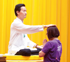 妙禪師父慈悲,為官靈芝師姐灌頂加持(左‧右圖)。 妙禪師父慈悲,為官靈芝師姐灌頂加持(左‧右圖)。