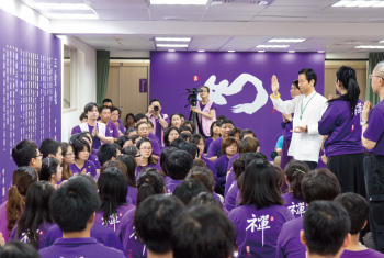 妙禪師父慈悲,為佛教如來宗 新竹如來精舍禪堂開光(左‧右圖)。 妙禪師父慈悲,為佛教如來宗 新竹如來精舍禪堂開光(左‧右圖)。