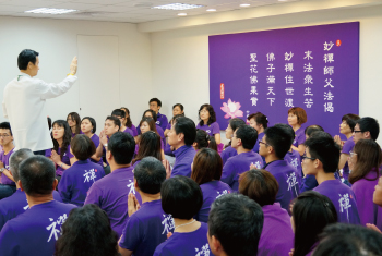 妙禪師父慈悲,為佛教如來宗 新竹如來精舍禪堂開光(左‧右圖)。 妙禪師父慈悲,為佛教如來宗 新竹如來精舍禪堂開光(左‧右圖)。