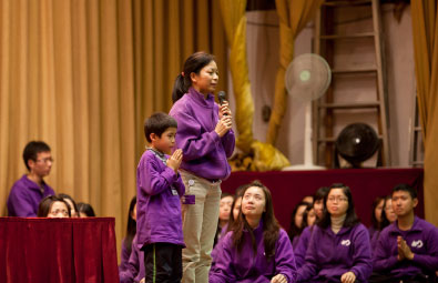 2012年3月4日在師大分部台北如來正法班黃淑貞師姐和蘇昱銘師兄一同上台做心得見證 2012年3月4日在師大分部台北如來正法班黃淑貞師姐和蘇昱銘師兄一同上台做心得見證